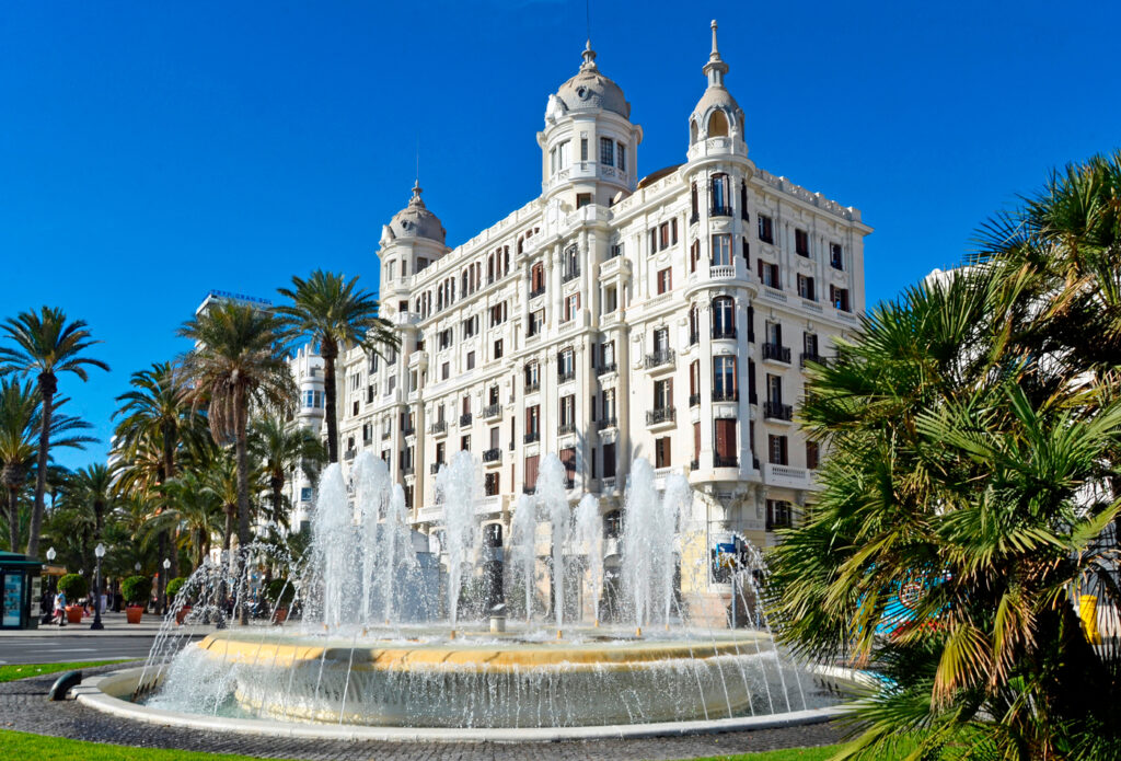 Casa Carbonell, junto a la Explanada de Alicante.