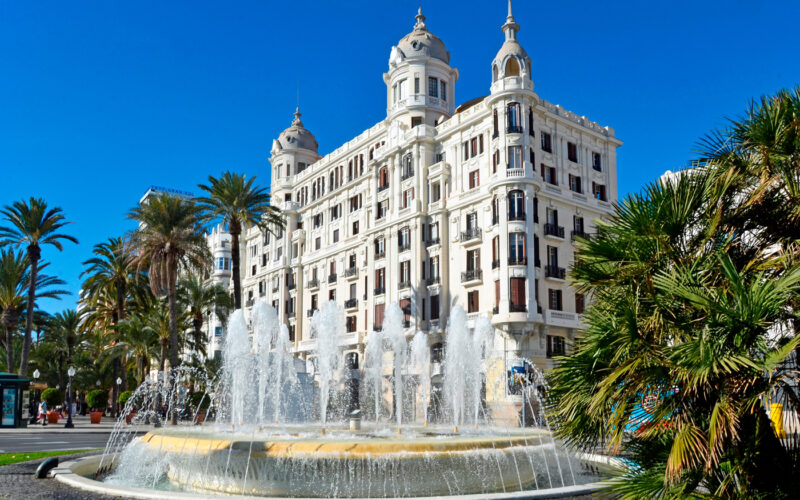 Casa Carbonell, junto a la Explanada de Alicante.