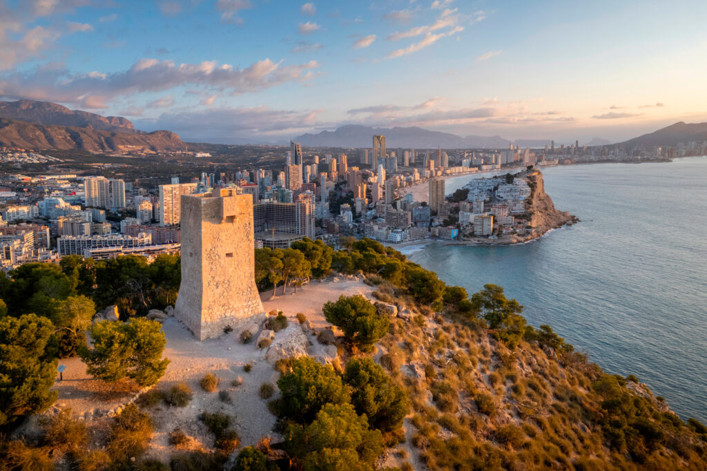 Torre del Aguiló con Benidorm de fondo.