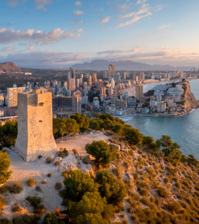 Torre del Aguiló con Benidorm de fondo.