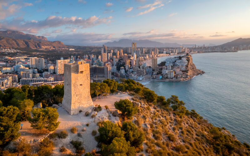 Torre del Aguiló con Benidorm de fondo.